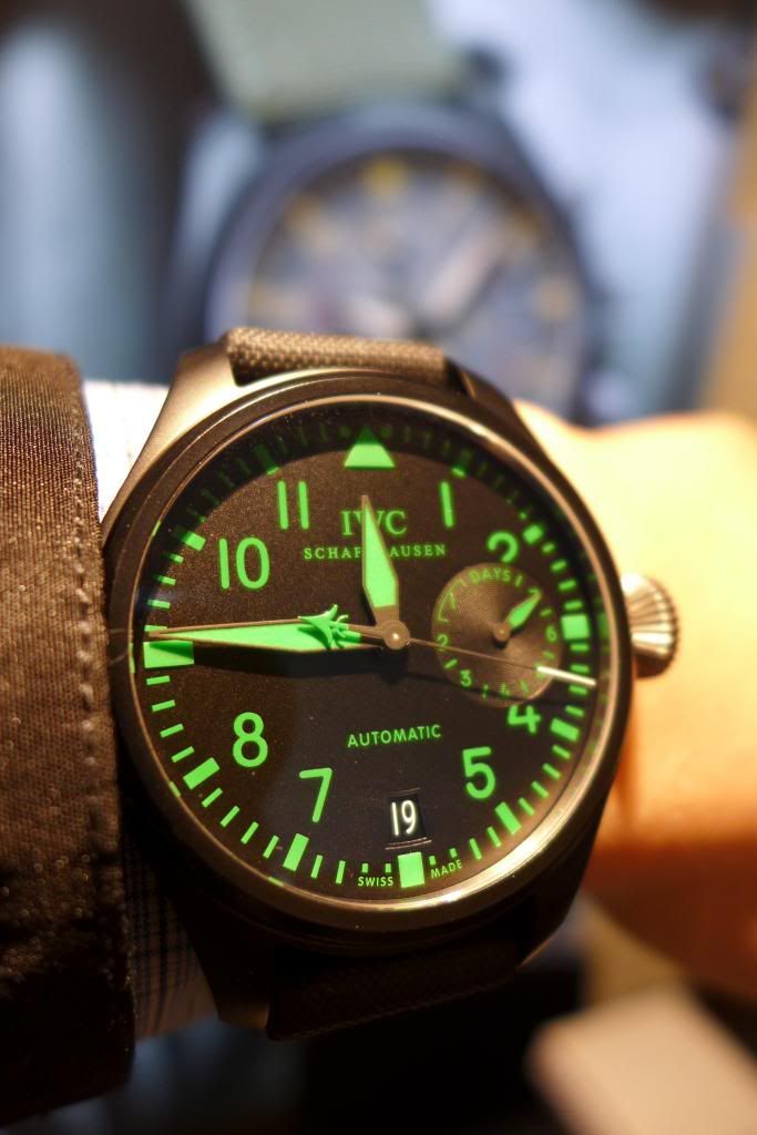 i1164.photobucket.com/albums/q562/teeveetee9/IWC%202013%20LE%20Ceramic%20Pilots/P1000509_zpscef88aa7.jpg