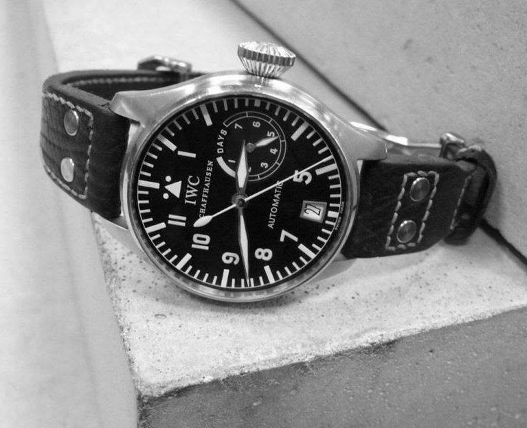 i1164.photobucket.com/albums/q562/teeveetee9/bigpilot5002BW.jpg
